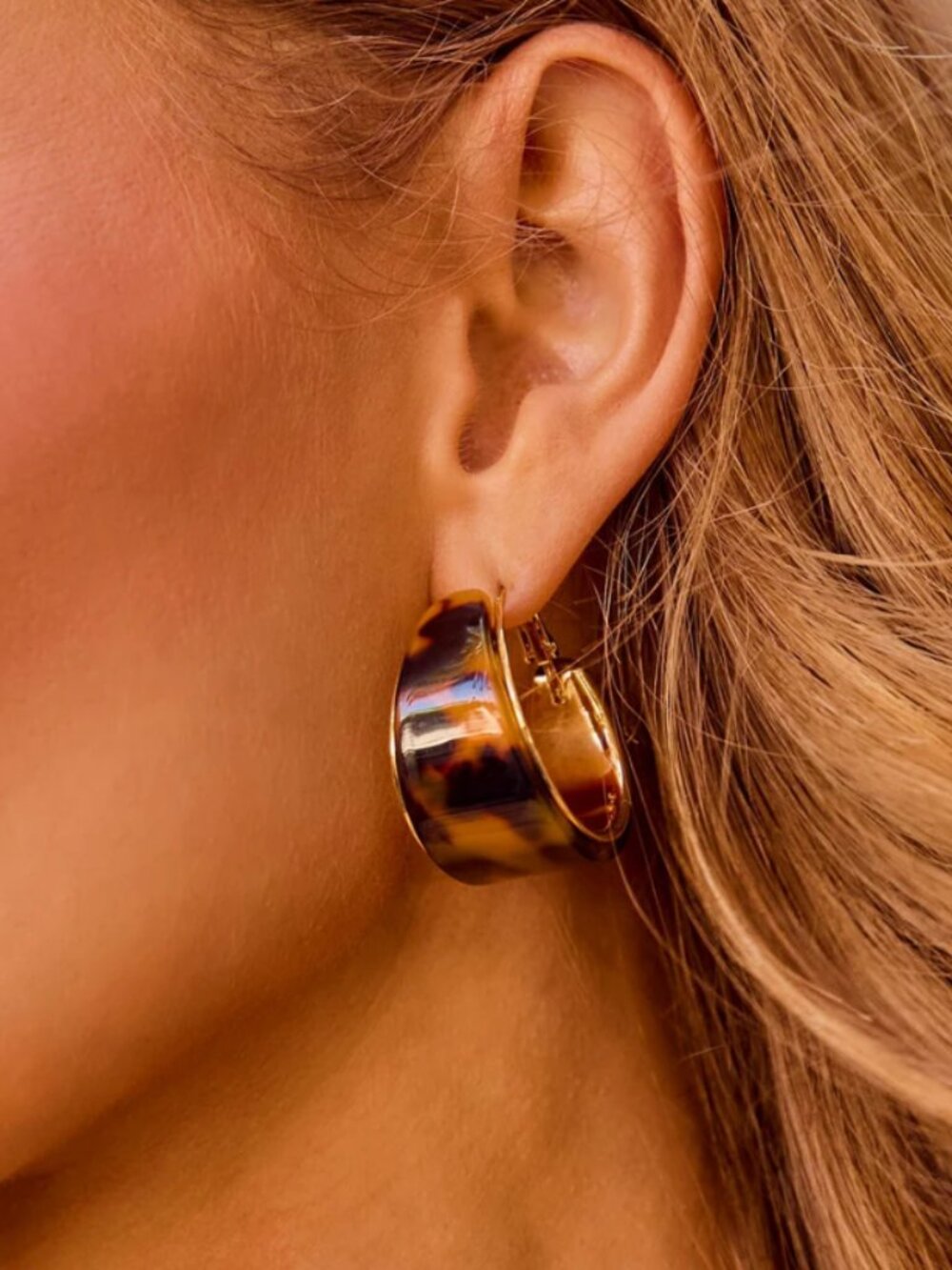 Willa Tortoise Shell Hoop Earrings | Vici